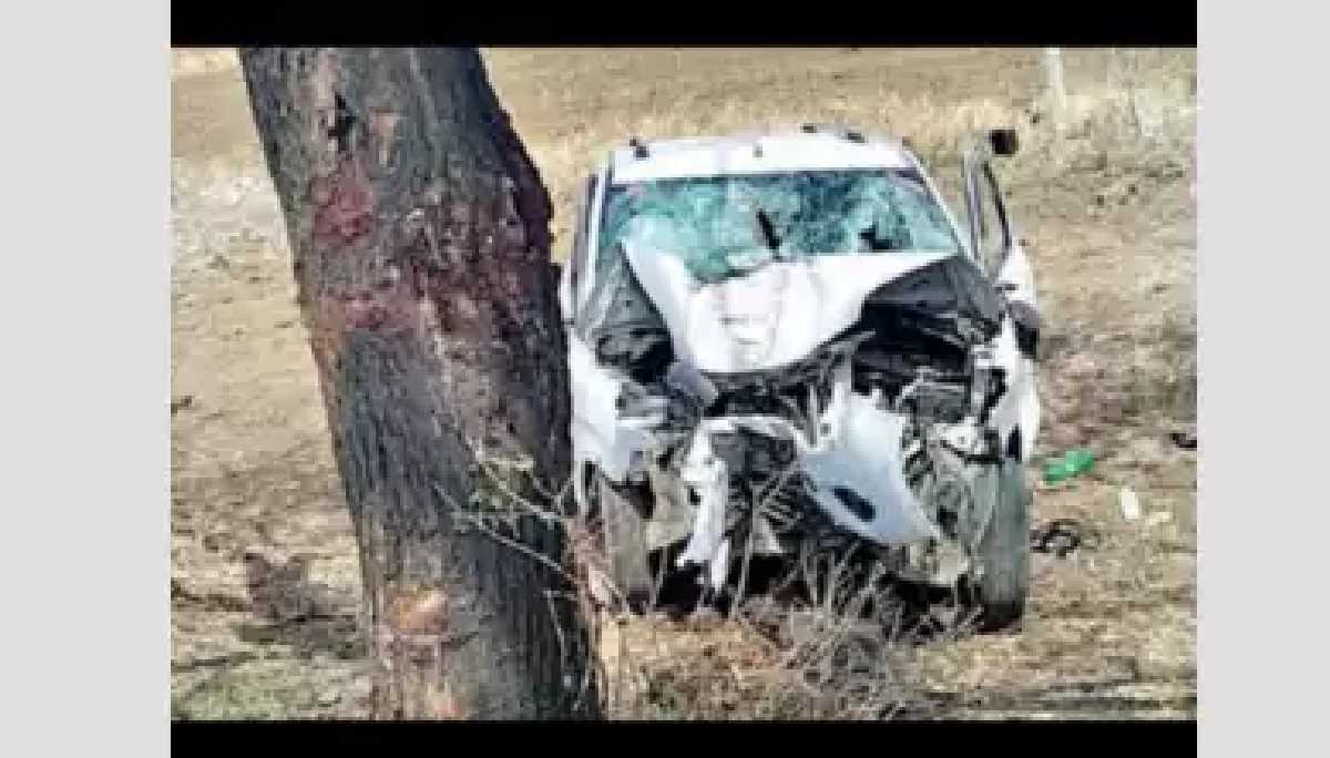 मध्य प्रदेश में कार पेड़ से टकराई, चार लोगों की मौत मध्य प्रदेश में कार पेड़ से टकराई, चार लोगों की मौत